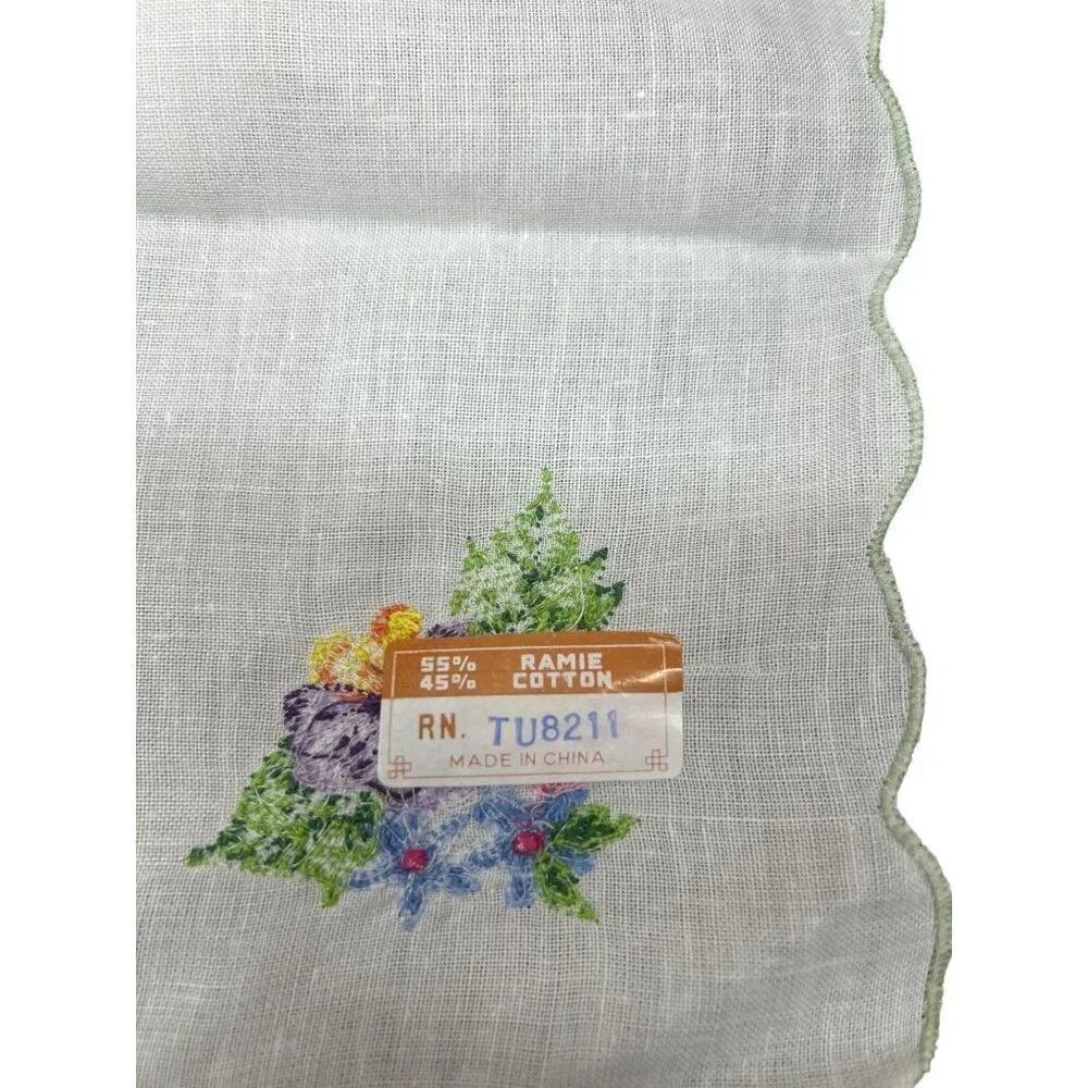 Set Of 4 Embroidered Floral Linen Napkins With Scalloped Edges 55% Ramie 45% Cot